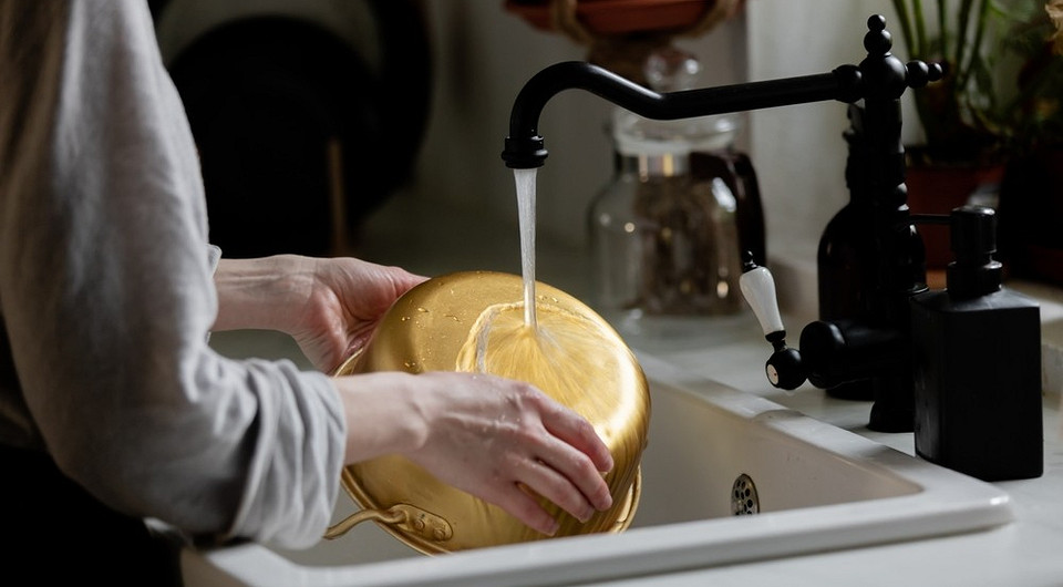 15 проверенных способов отмыть пригоревшую кастрюлю