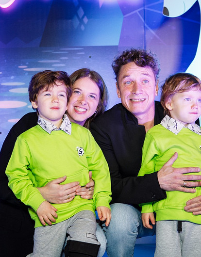 Александр Яценко и Денис Шведов с детьми посетили премьеру мультсериала «Умка»