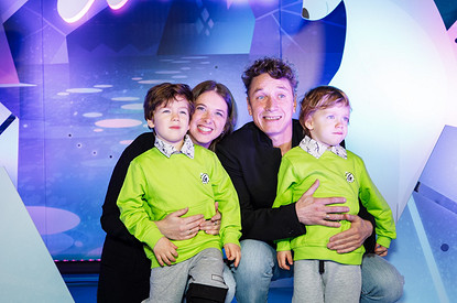 Александр Яценко и Денис Шведов с детьми посетили премьеру мультсериала «Умка»