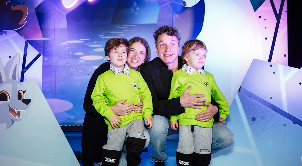 Александр Яценко и Денис Шведов с детьми посетили премьеру мультсериала «Умка»