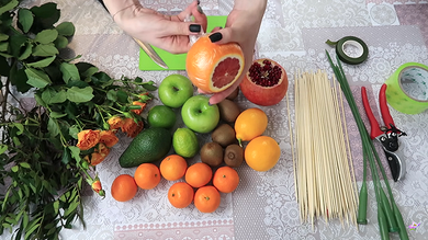 Как сделать яркий букет из фруктов своими руками - Лайфхакер