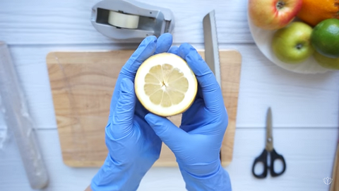 Прикрепи лимон, киви в разрезе: для этого оберни разрезанный фрукт пищевой пленкой, чтобы не заветрились. Насади на деревянные шпажки. 