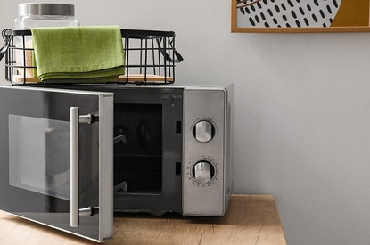 Как отмыть микроволновку от жира и запаха: 8 лайфхаков, которые тебе понравятся