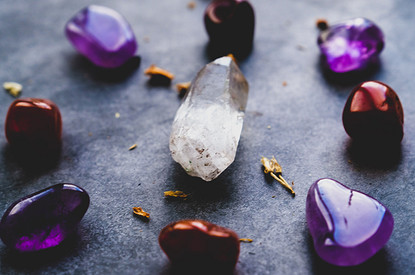 Камни по знаку зодиака: какой талисман подходит твоей стихии