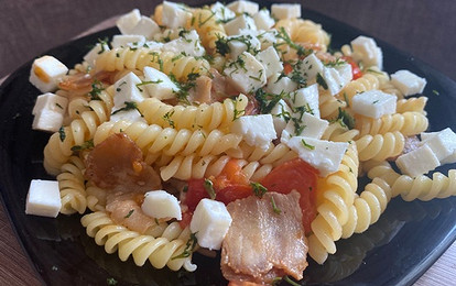 Паста джирандоле с беконом, помидорами и адыгейским сыром