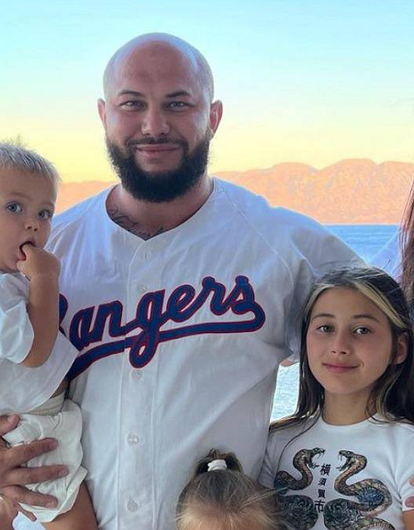 Дети Джигана и Оксаны Самойловой плавают со стаей акул (фото)