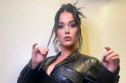 У Кэти Перри заклинил глаз во время выступления