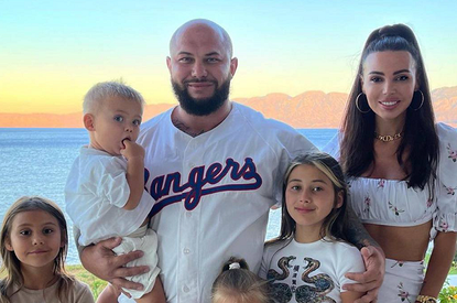 Дети Джигана и Оксаны Самойловой плавают со стаей акул (фото)