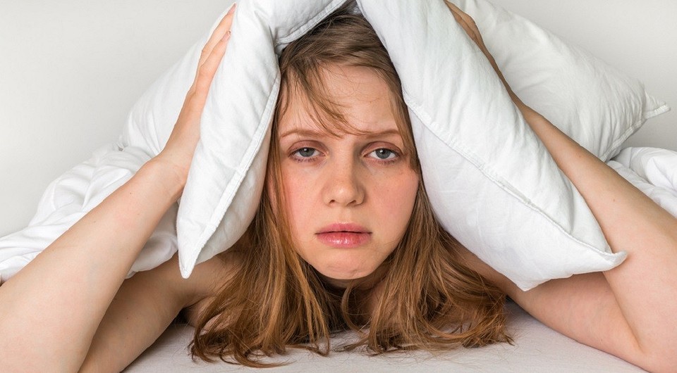 От депрессии до пищевой аллергии: почему болит голова после сна