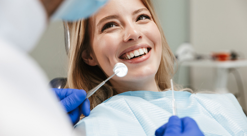 Улыбайся смелее: развенчиваем 10 живучих мифов об имплантации зубов