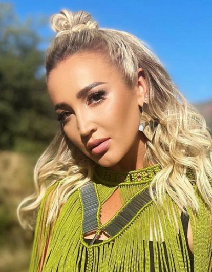 Ольга Бузова вышла в свет в откровенном образе