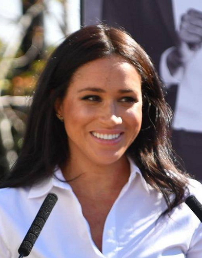 Меган Маркл появилась на публике в монохромном образе