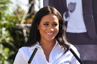 Меган Маркл появилась на публике в монохромном образе