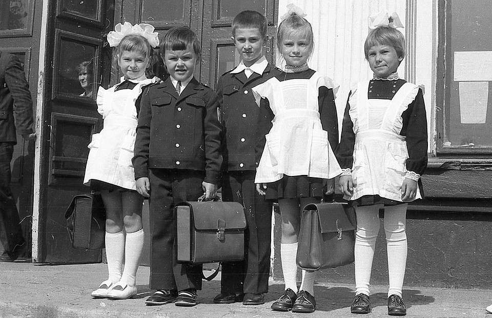 Фартук, косы, кружева: какой была школьная форма в СССР