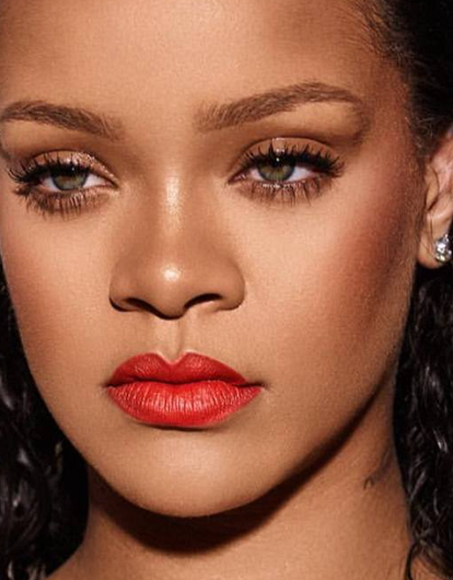 Рианна впервые после родов вышла на красную дорожку (фото)