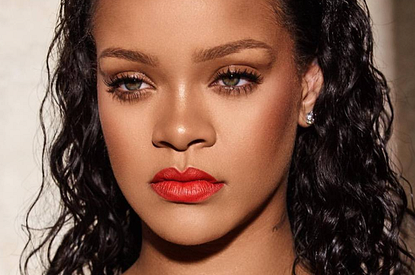 Рианна впервые после родов вышла на красную дорожку (фото)