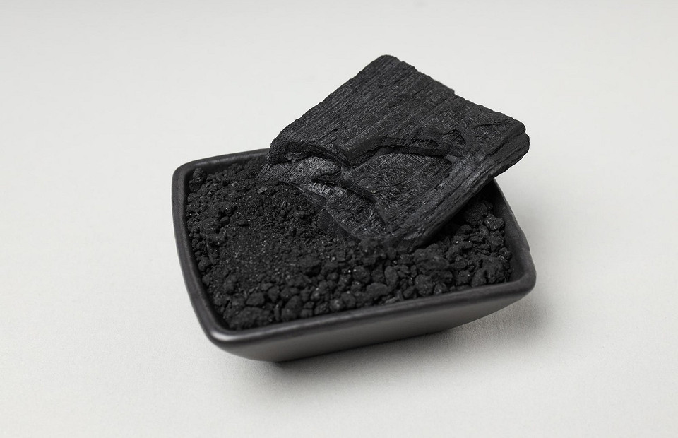 Замаскировать царапины на мебели и еще 5 способов использовать активированный уголь в быту