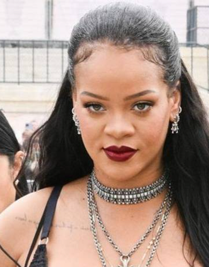 Рианна появилась на публике в полупрозрачном