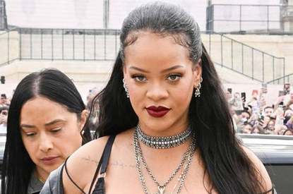 Рианна появилась на публике в полупрозрачном