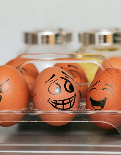 Сколько хранятся куриные яйца в холодильнике (и зачем их замораживают)