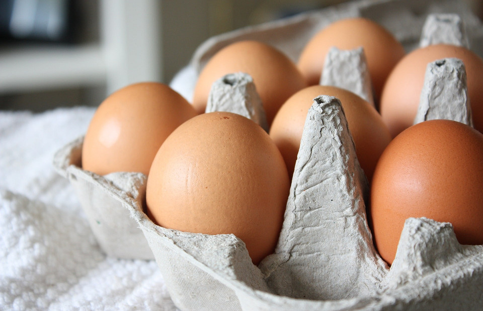 Сколько хранятся куриные яйца в холодильнике (и зачем их замораживают)