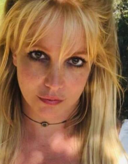 Бритни Спирс полностью обнажилась на пляже