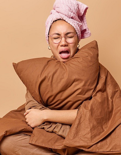 Почему нельзя спать ногами к двери: как толковали примету в разных культурах