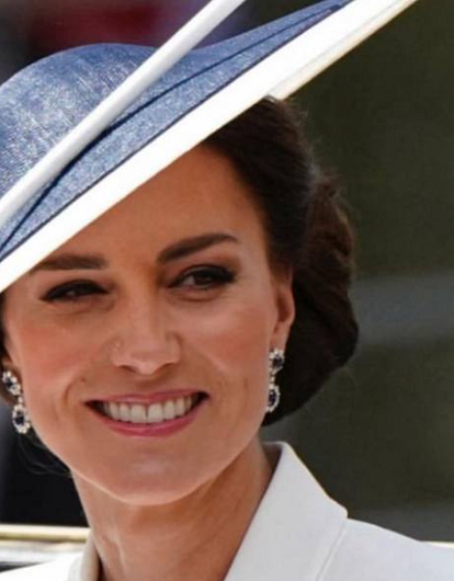 Голубое пальто и блузка: новый выход Кейт Миддлтон