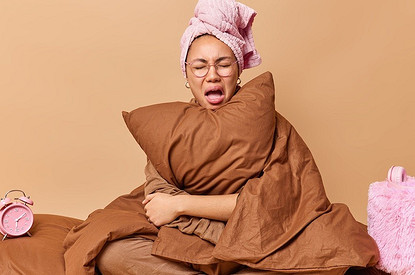 Почему нельзя спать ногами к двери: как толковали примету в разных культурах