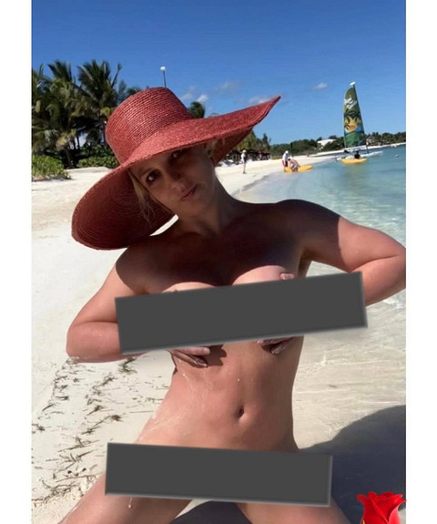 Бритни Спирс полностью обнажилась на пляже