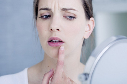 Психосоматика герпеса: причины у взрослых и детей (и как их проработать)