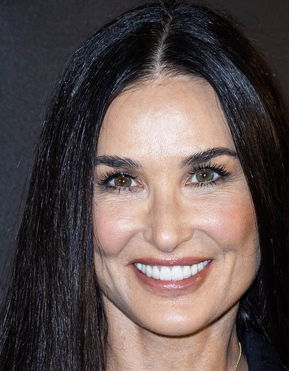 Деми Мур — 60: в 16 убежала из дома, пережила выкидыш и подружилась с женой бывшего мужа