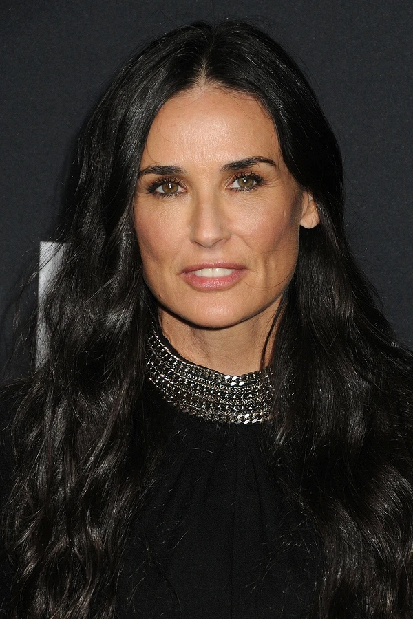 Qora erkak va uning yosh xotini