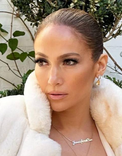 Дженнифер Лопес надела платье с глубоким декольте (фото)