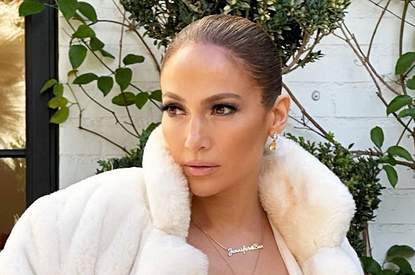 Дженнифер Лопес надела платье с глубоким декольте (фото)