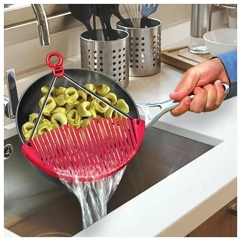 Компактное и удобное приспособление — просто закрепи накладку на любой кастрюле, миске, сковороде и сливай жидкость. Легко крепится на посуду при помощи резинки. Полностью заменяет привыч...