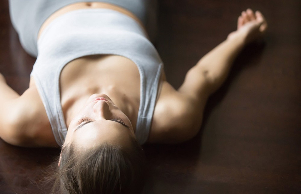 Шавасана: 10 причин практиковать эту позу йоги не только на тренировке