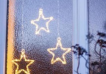 5 идей, как повесить новогоднюю гирлянду на окно, стену, штору