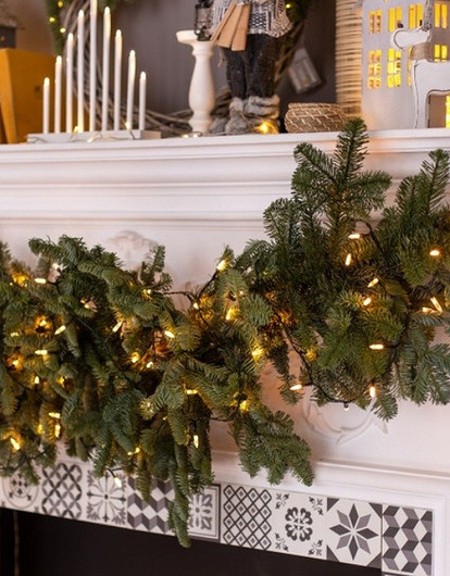 5 идей, как повесить новогоднюю гирлянду на окно, стену, штору