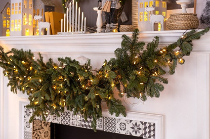 5 идей, как повесить новогоднюю гирлянду на окно, стену, штору