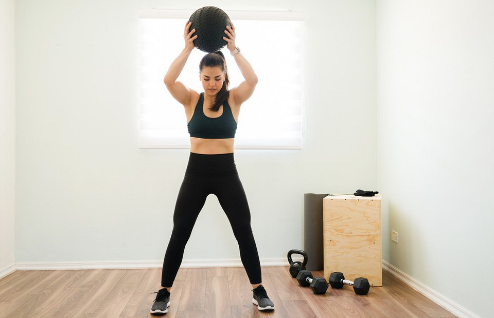 Жиросжигающая тренировка: 8 упражнений, которые помогут похудеть за 10 минут в день