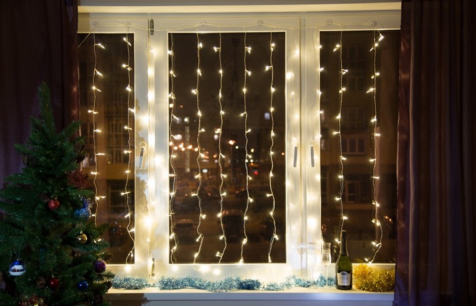 5 идей, как повесить новогоднюю гирлянду на окно, стену, штору