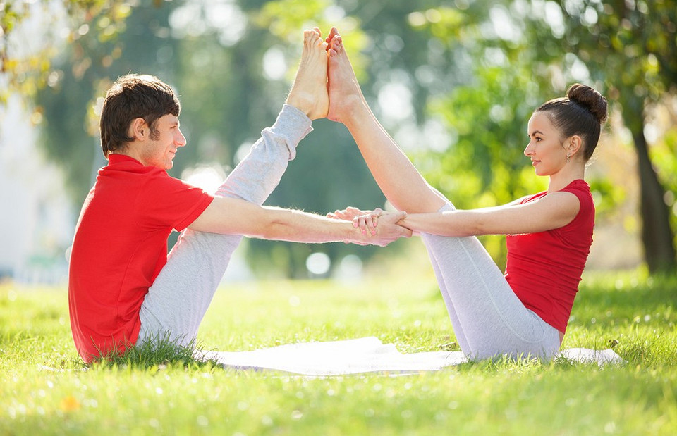 Йога для двоих: 11 парных асан, которые укрепят ваши отношения
