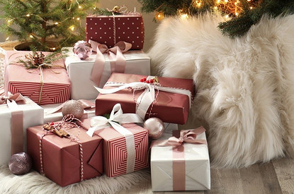 Как красиво упаковать вещь в подарочную бумагу: 4 способа, с которыми справится даже новичок (видео)