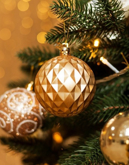 В каких цветах наряжать елку к Новому 2023-му году: 30+ вариантов, которые понравятся Кролику