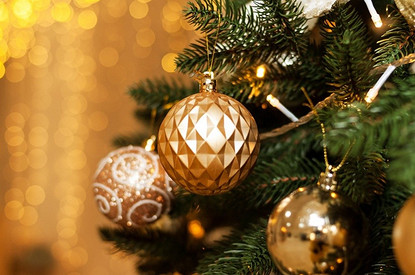 В каких цветах наряжать елку к Новому 2023-му году: 30+ вариантов, которые понравятся Кролику