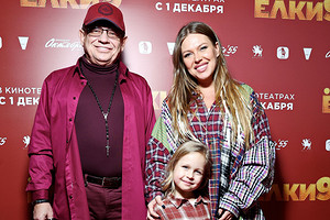 Рита Дакота с папой и дочкой, беременная солистка группы «Фабрика» и другие звезды на премьере фильма «Елки 9»