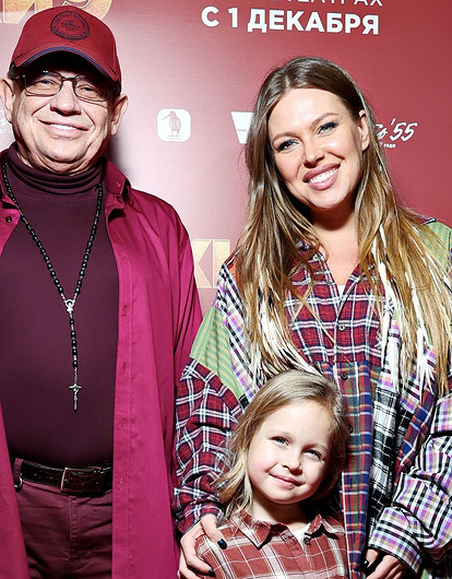 Рита Дакота с папой и дочкой, беременная солистка группы «Фабрика» и другие звезды на премьере фильма «Елки 9»