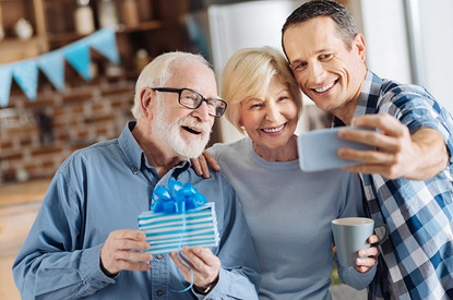 Что подарить родителям на Новый год: 30 красивых и практичных вариантов