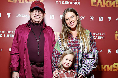 Рита Дакота с папой и дочкой, беременная солистка группы «Фабрика» и другие звезды на премьере фильма «Елки 9»